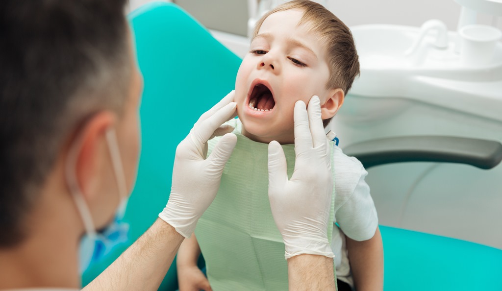 Khám răng cho bé lần đầu ba mẹ cần biết điều gì?